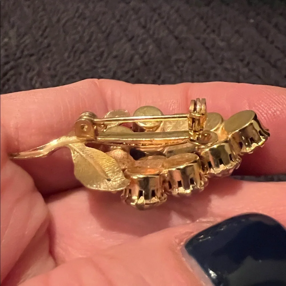 VINTAGE JEWELRY - 1960s Grapes White Rhinestone Crystal Gold Plated Brooch Pin